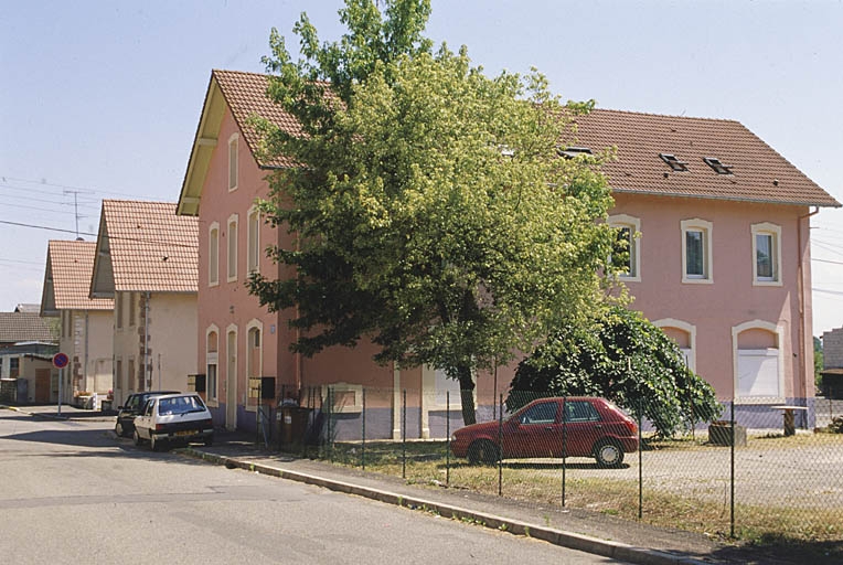 Logements ouvriers depuis l'avenue des Forges.