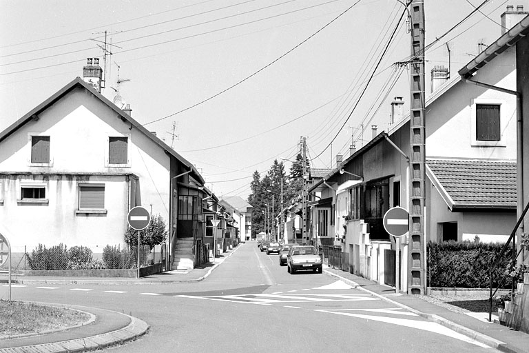 Logements ouvriers rue du Commandant Prince.