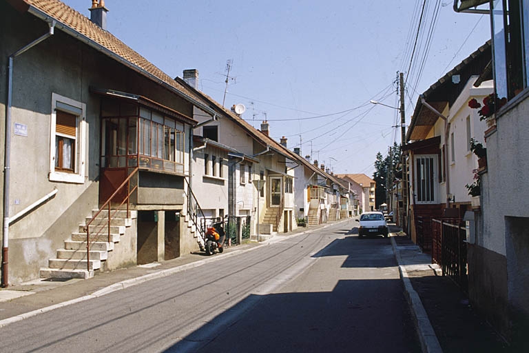 Logements ouvriers doubles rue du Commandant Prince.