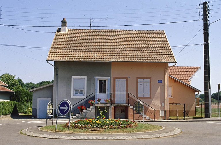 Façade sur rue d'un logement ouvrier double.