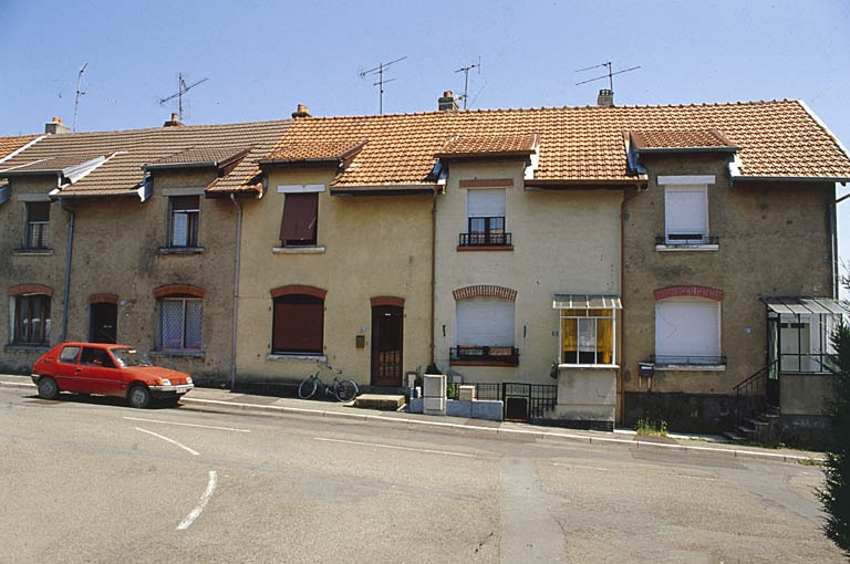 Logements ouvriers contigus.