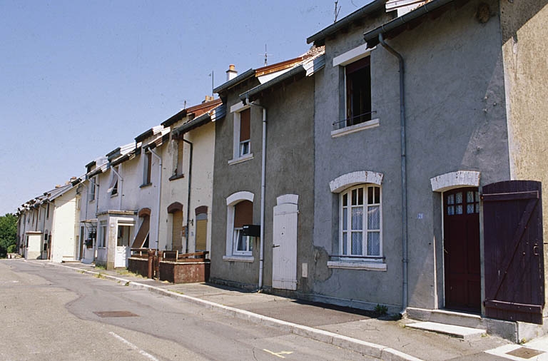 Rue d'une cité ouvrière.