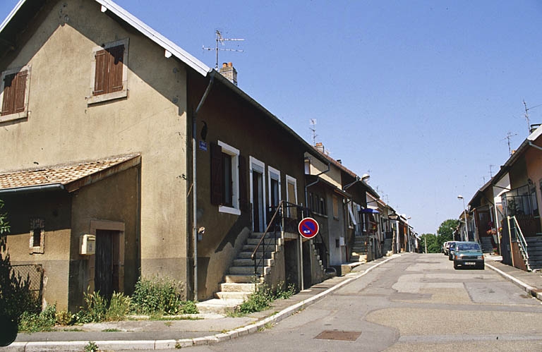 Logements ouvriers rue de la République.