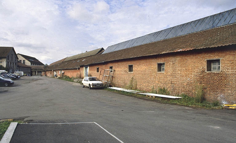Magasin et entrepôt industriel couvrant le canal depuis le sud-est.