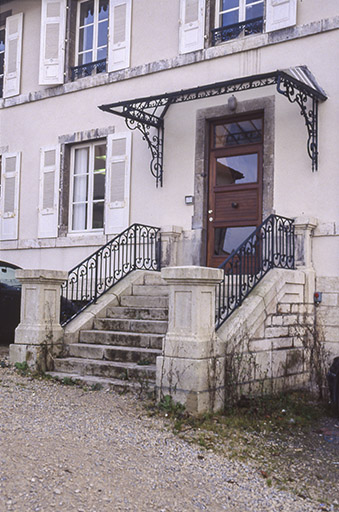 Perron du bâtiment des bureaux.