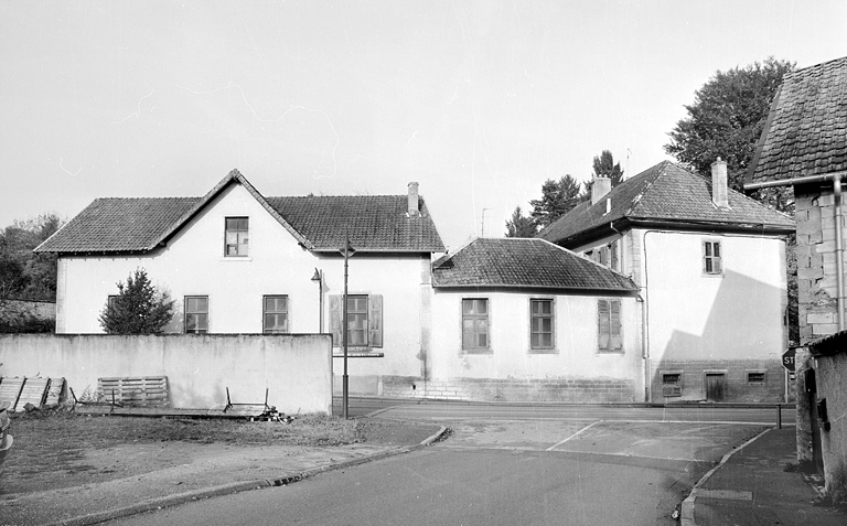 Salle de spectacle, chaufferie et école depuis l'est.