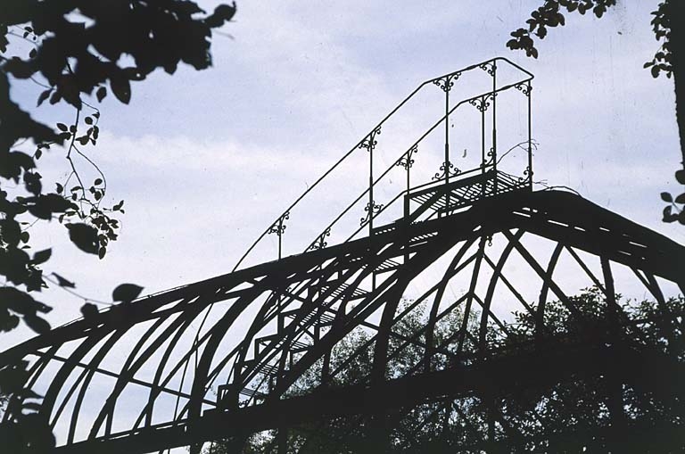 Détail de l'escalier d'accès au dôme de la serre.