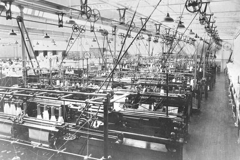 Atelier des machines à tricoter.
