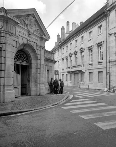 Vue d'ensemble de la façade sur rue, de trois quarts droit.