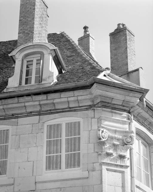 Détail du chapiteau à l'angle de la maison.