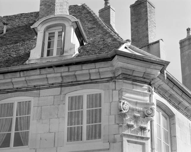 Détail du chapiteau du pilastre d'angle.