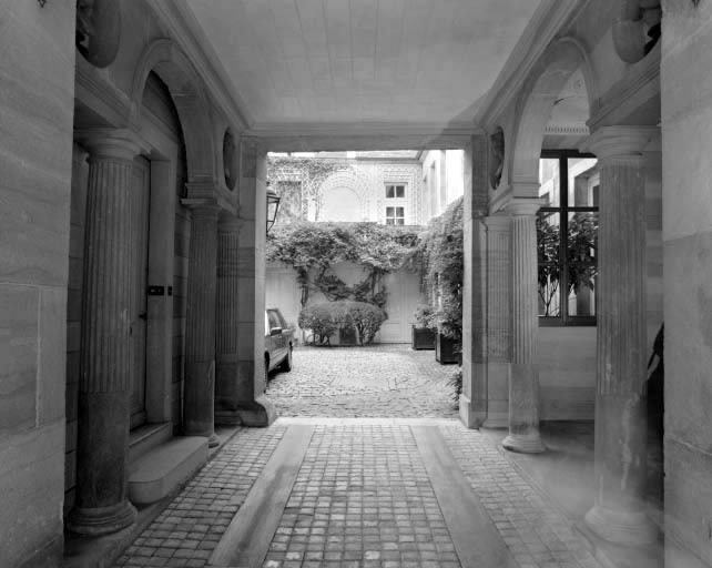 Vue d'ensemble du passage d'entrée depuis la rue.