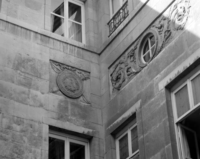 Façade sur cour : détail des décors de la partie droite.