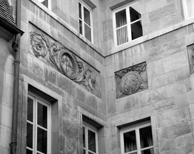 Façade sur cour : détail des décors de la partie gauche.