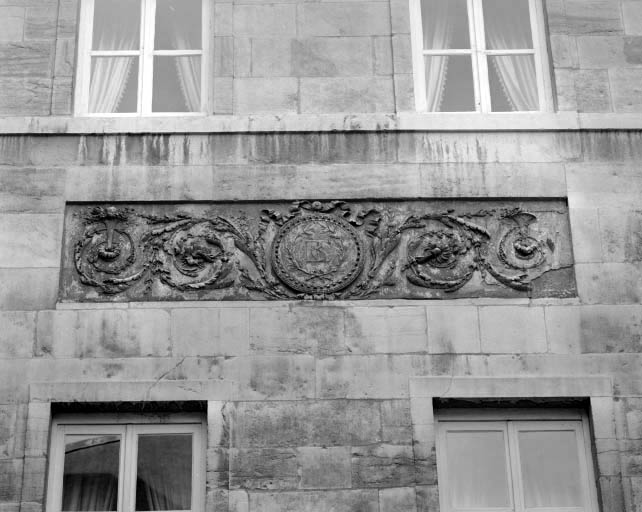 Façade sur cour : détail des décors de la partie centrale.