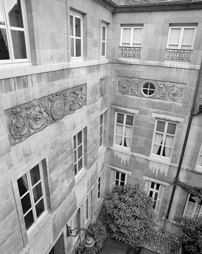 Façade sur cour depuis l'avant-corps gauche.