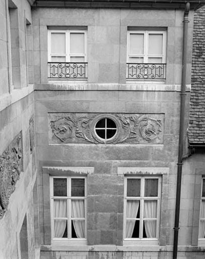 Façade sur cour : détail des décors de l'avant-corps droit.