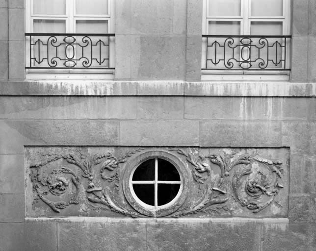 Façade sur cour : détail des décors de l'avant-corps droit.