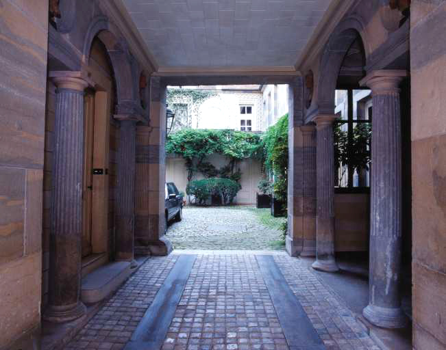 Vue d'ensemble du passage d'entrée depuis la rue.