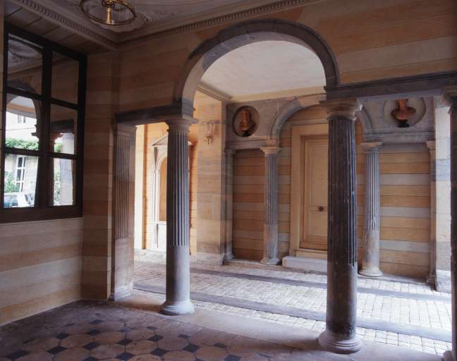 Passage d'entrée : détail de la partie gauche depuis le vestibule droit.