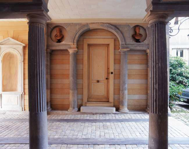 Passage d'entrée : détail de la partie gauche depuis le vestibule droit, de face.