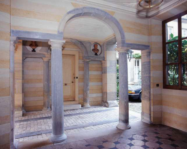 Passage d'entrée : détail de la partie gauche depuis le vestibule droit, de trois quarts droit.