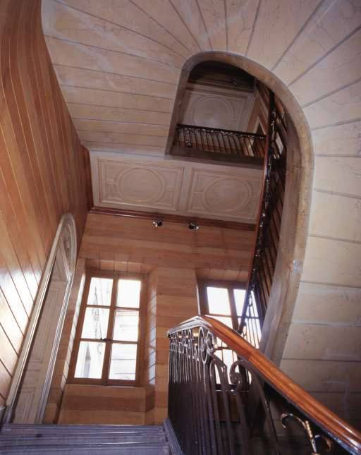 Vue d'ensemble de la cage de l'escalier d'honneur depuis le premier repos.