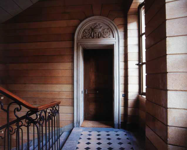 Escalier d'honneur : porte d'entrée gauche sur le premier palier.