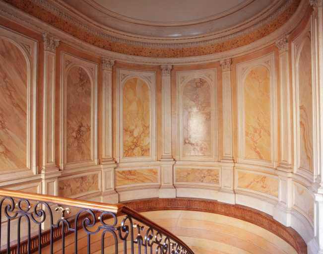 Escalier d'honneur : vue de la cage depuis le deuxième palier.