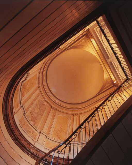 Escalier d'honneur : vue de la cage depuis le premier palier.