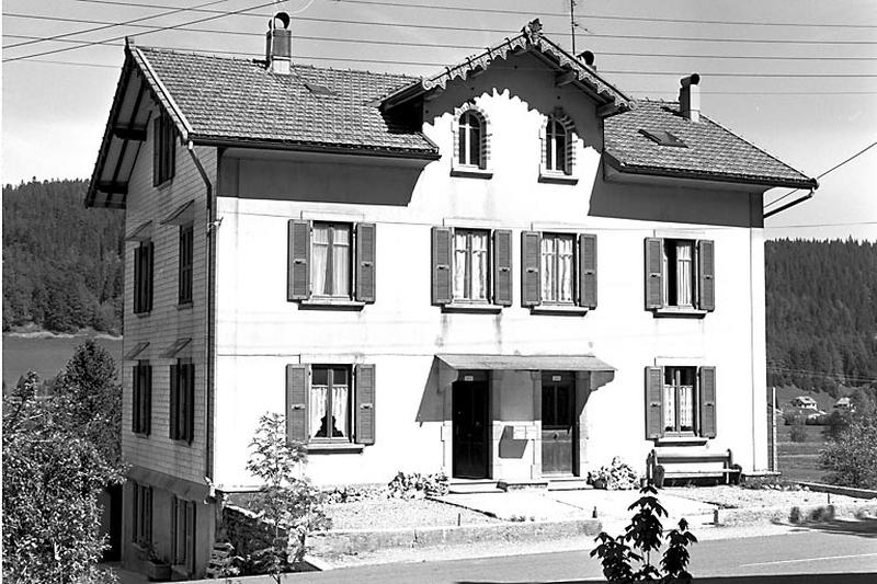 Façade antérieure vue de trois quarts.