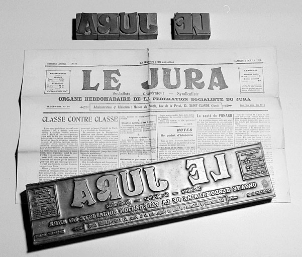 Exemplaire du journal Le Jura, accompagné des caractères et du cliché utilisés pour son titre.