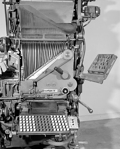 Détail du clavier et des canaux conduisant les matrices du magasin au composteur.