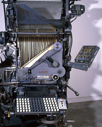 Détail du clavier et des canaux conduisant les matrices du magasin au composteur.