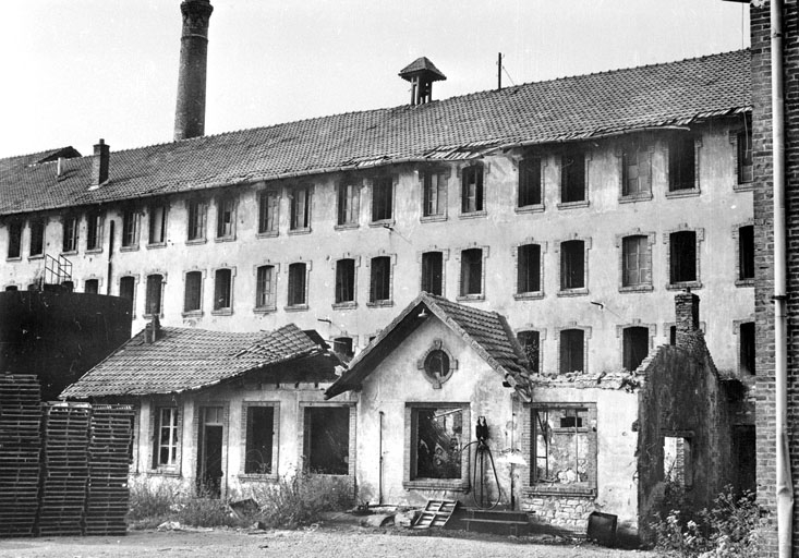 Façade de l'ancienne tuilerie et des bureaux (ruinés) vers 1980.