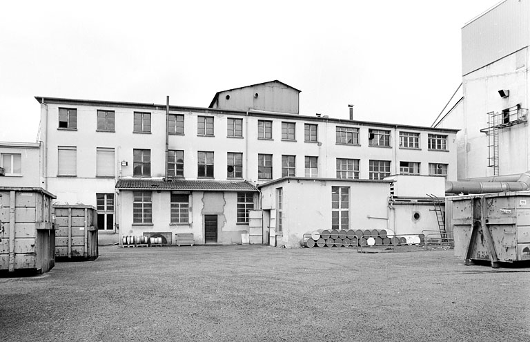 Atelier de fabrication (émaillage).