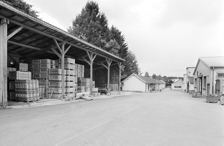 Entrepôt industriel et ateliers divers au sud.