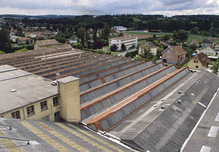 Toitures des ateliers de fabrication en rez-de-chaussée.