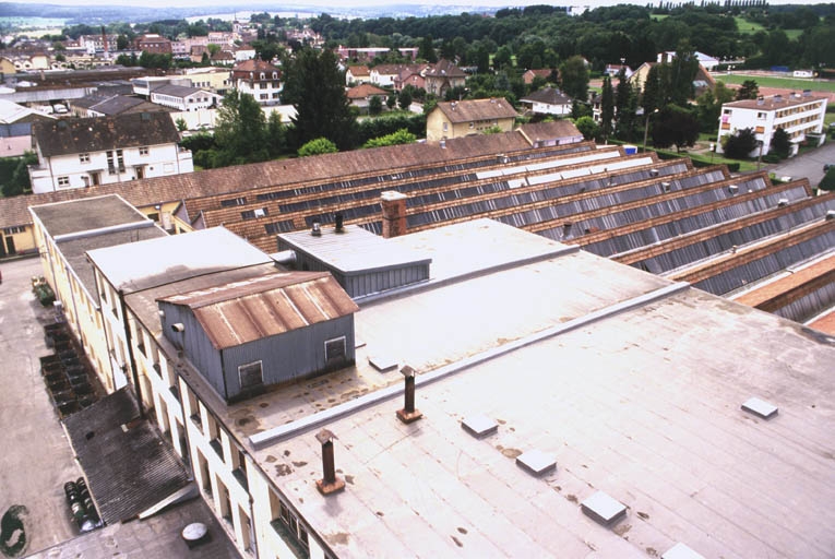 Terrasse de l'atelier d'émaillage et sheds des ateliers de fabrication en rez-de-chaussée.