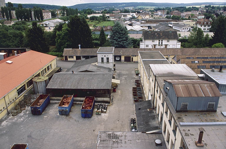 Bâtiments sud : entrepôt industriel, transformateur, ateliers de fabrication et bureau d'études.