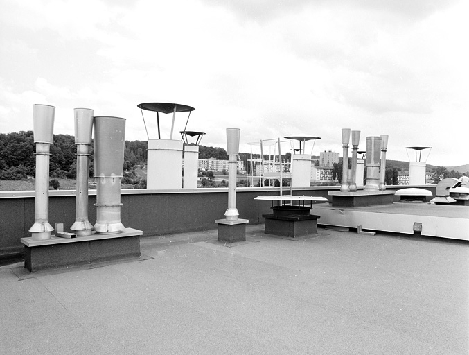 Cheminées sur la terrasse supérieure de l'atelier d'émaillage.