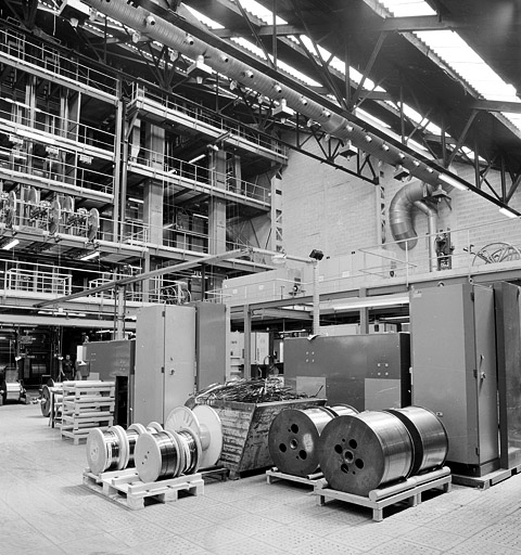 Atelier d'émaillage : bobine de cuivre en attente de traitement.