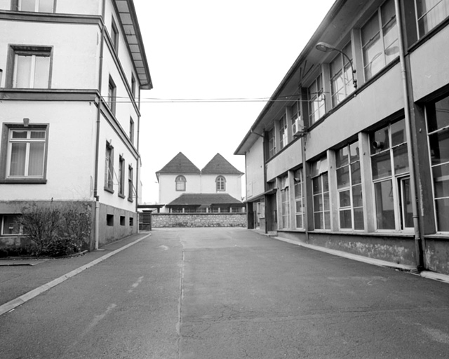 Bureaux (à gauche) et bâtiment abritant des fonctions productives et sociales (à droite).