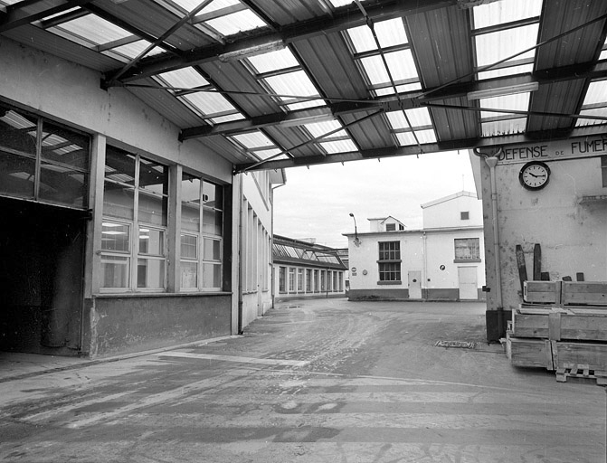 Ateliers de fabrication depuis l'est.