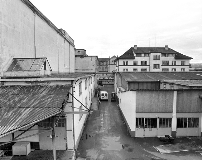 Atelier de fabrication (à droite), ancien couvent (au fond) et bureaux (à droite).