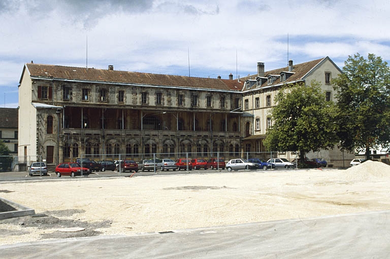Façade est de l'ancien couvent de dominicaines.