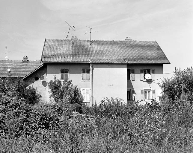 Façade postérieure d'un logement ouvrier collectif.