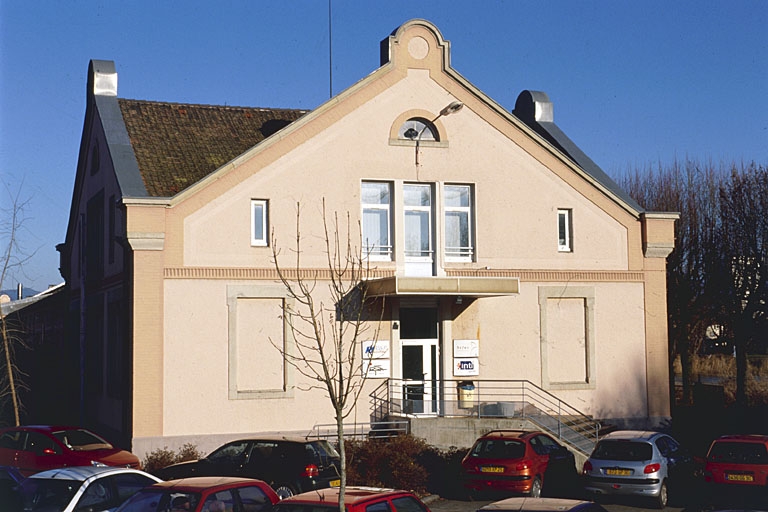 Bureaux situés à l'extrémité sud du bâtiment des magasins.