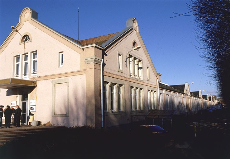 Bâtiment des bureaux et des magasins : façade est.