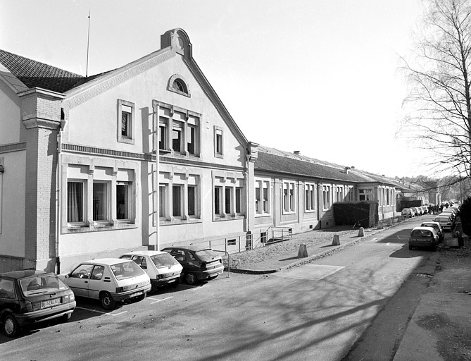 Bâtiment des bureaux et des magasins : façade ouest.